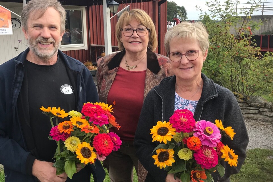 Stjärnkocken Karin Fransson, Årets Ölänning 1992, gratulerade och överlämnade blommor till pristagarna Christer Larsson och Annika Svenneheim på Runstens gård