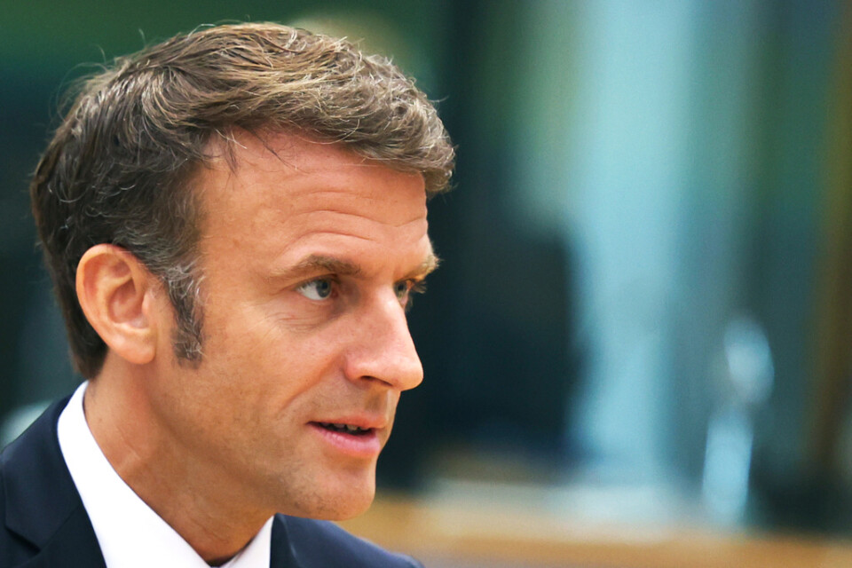Frankrikes president Emmanuel Macron fick ett avhugget finger med posten.