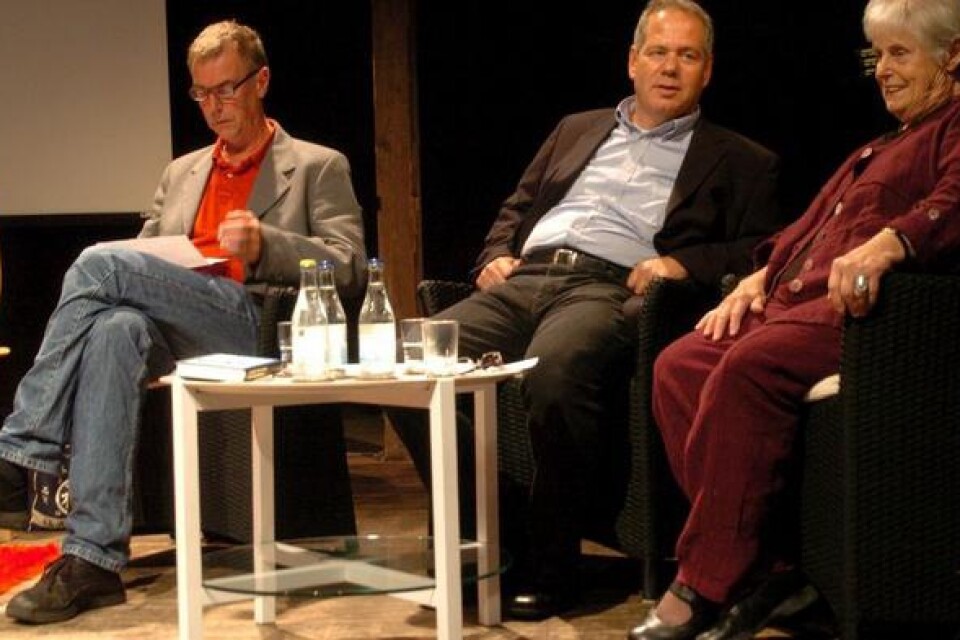 Per Nilsson, Stefan Einhorn och Elsie Johansson på Skillinge Teaters scen. Bilder: Robert Dahlström