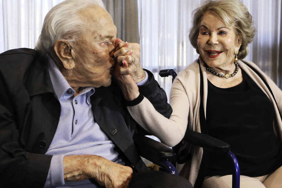 Kirk Douglas och Anne Buydens på Douglas 100-årsdag 2016. Arkivbild.