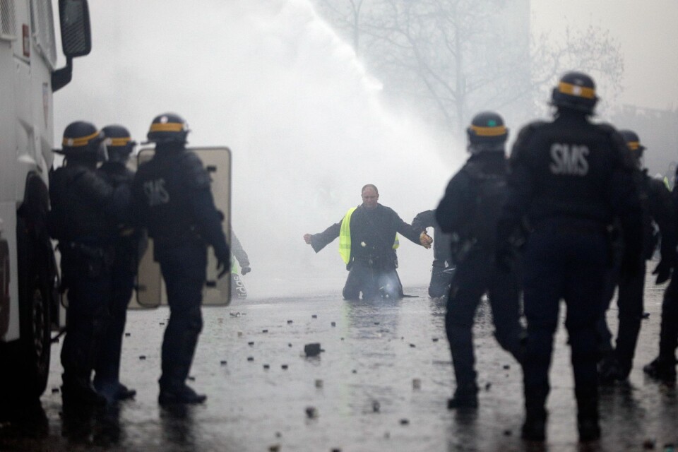 Polisen satte in vattenkanoner mot demonstranterna i Paris.