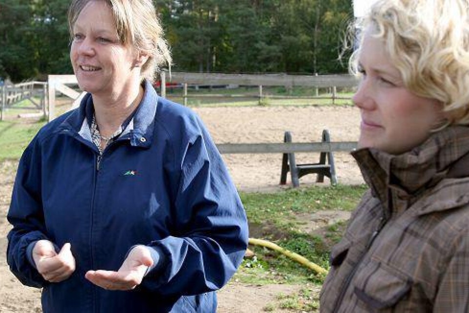 Lis-Lott Andersson driver hästgården och har många års vana av terapi och rehabilitering i hästmiljö. Birgitta Jacobsson är psykolog och volontär på Humlamadens hästgård.
