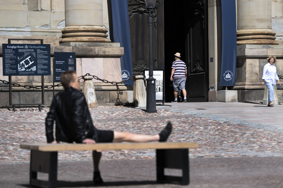 Några av få turister utanför Slottskyrkan Stockholm.