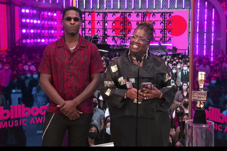 Pop Smokes mamma Audrey Jackson tar emot pris å sin sons vägnar under Billboard Music Awards tidigare i år. Till vänster rapparens bror Obasi Jackson.