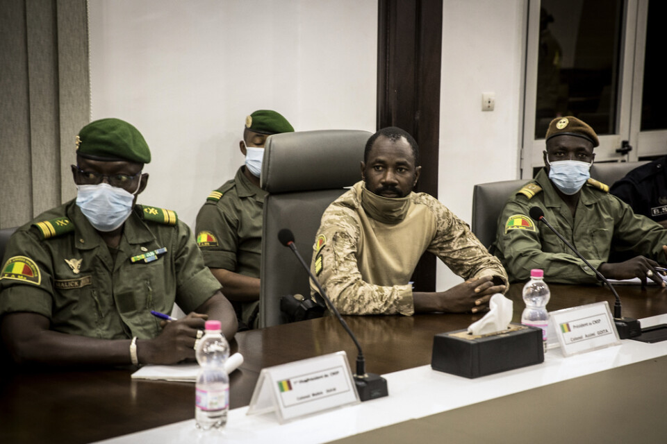 Malis militäre ledare Assimi Goita (i mitten). Arkivbild.