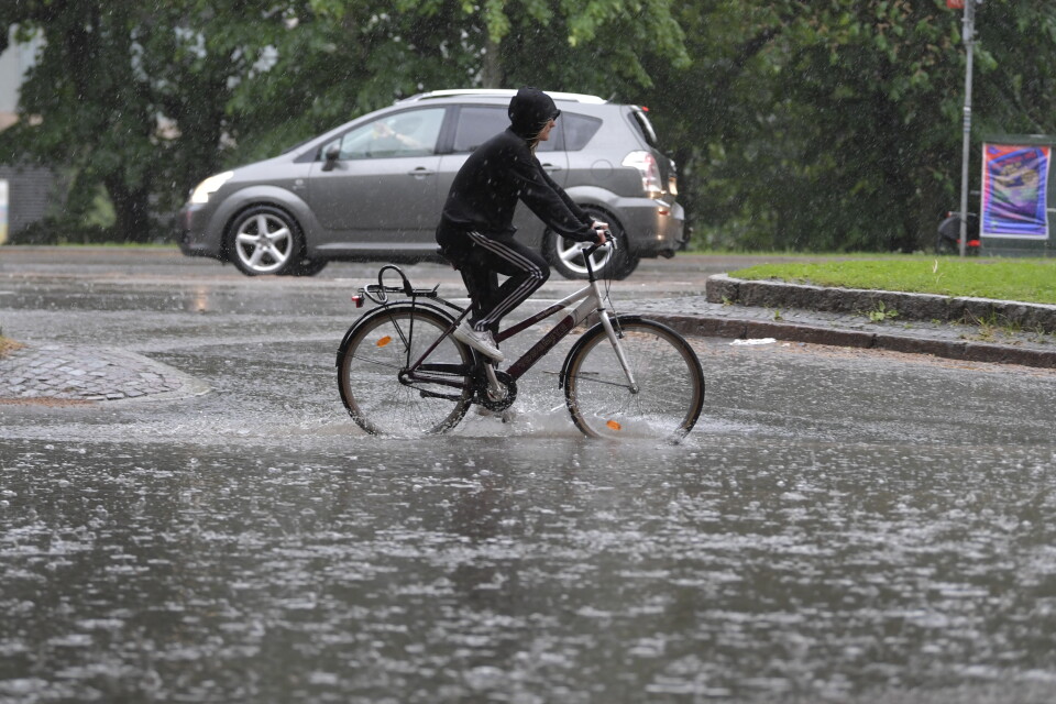 Flera gator i Stockholm fylldes av vattenmassor efter lördagens skyfall.