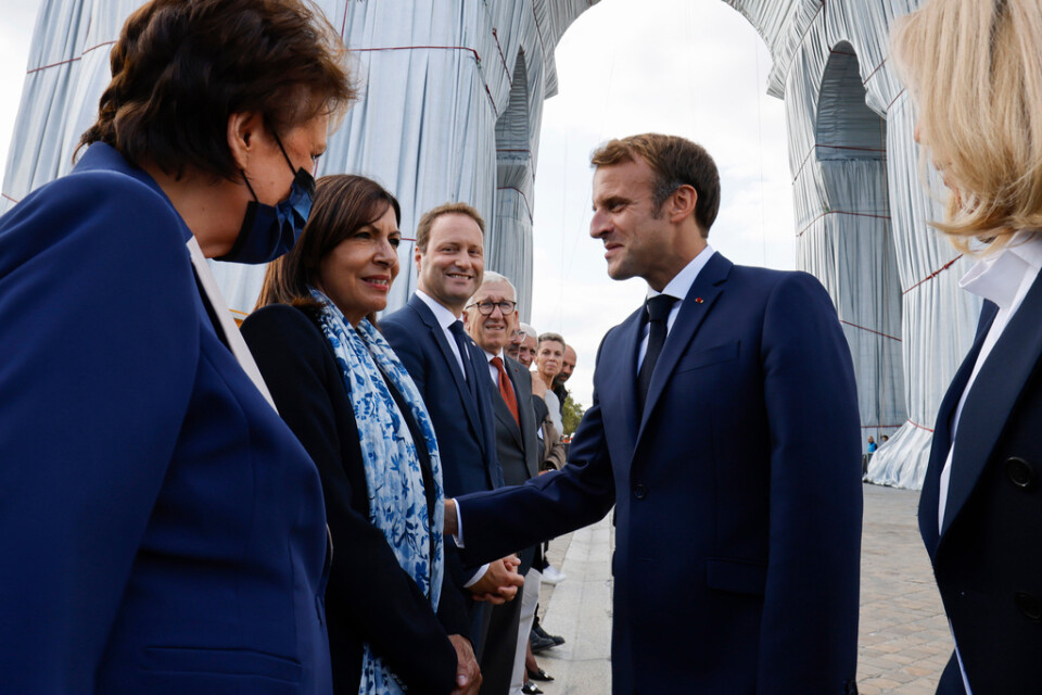 Emmanuel Macron hälsar på Anne Hidalgo, Parisborgmästaren som vill utmana honom om presidentposten. Närmast till vänster i bild står kulturminister Roselyne Bachelot. Arkivbild.