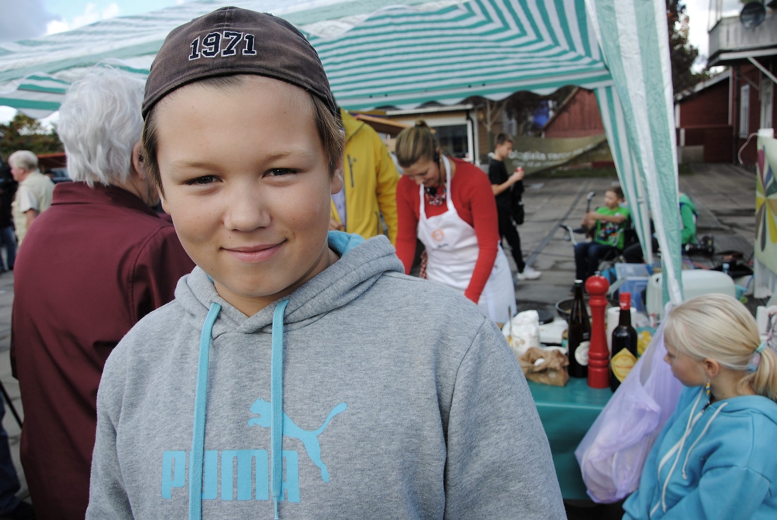 Kevin Magnusson,13, tittade på när tv-kocken Sofie Gudmundsson lagade mat på torget i Glimåkra.
