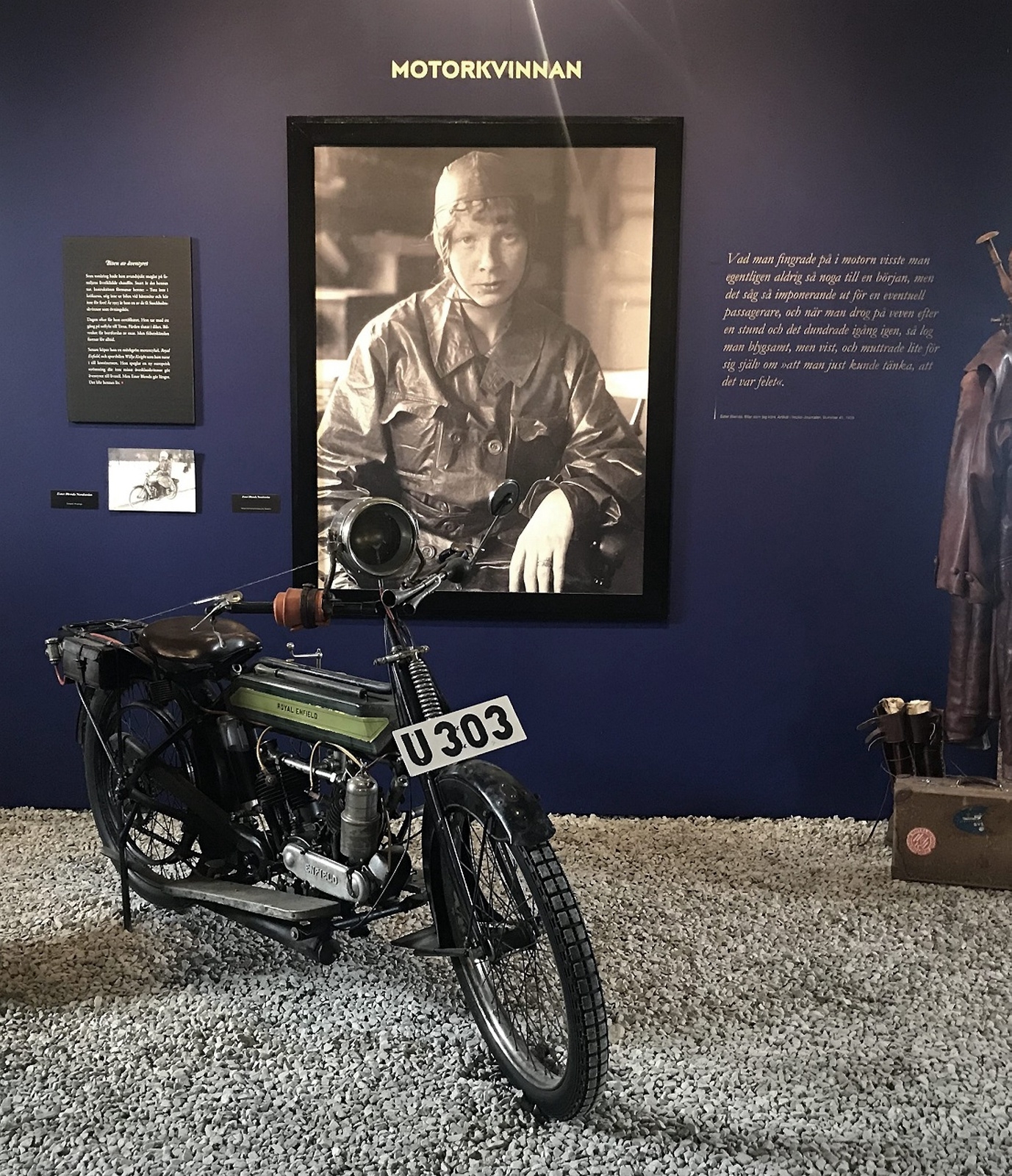 Ester Blenda och hennes motorcykel. Utställningstablå. Foto: Britte Montigny