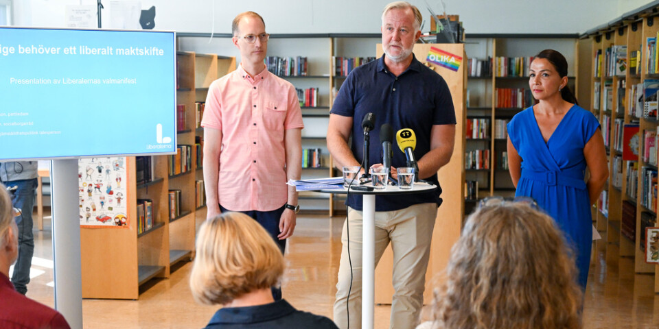 Liberalernas partiledare Johan Pehrson (mitten) presenterar partiets valmanifest tillsammans med Gulan Avci (till höger), jämställdhetspolitisk talesperson, och Jan Jönsson, socialborgarråd i Stockholm.