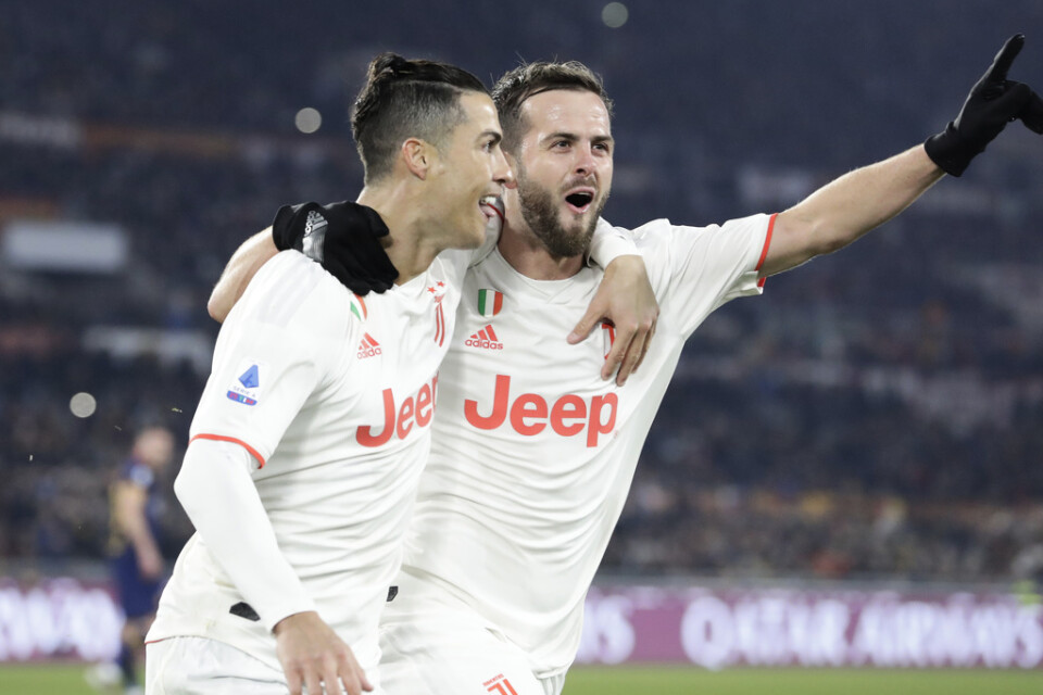 Cristiano Ronaldo gratuleras av Miralem Pjanic efter att ha gjort 2–0 på straff borta mot Roma. Juventus vann med 2–1.