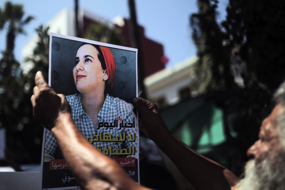 Demonstrationer förra månaden i Rabat i Marocko till stöd för journalisten Hajar Raissouni. Nu har landets kung benådat henne.