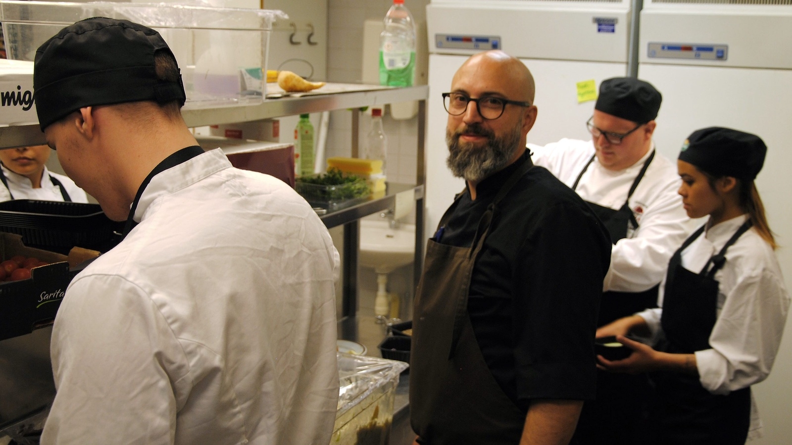 Ansvarig lärare Mikael Nertlinge tillsammans med treorna i köket. Foto: Lars-Åke Englund