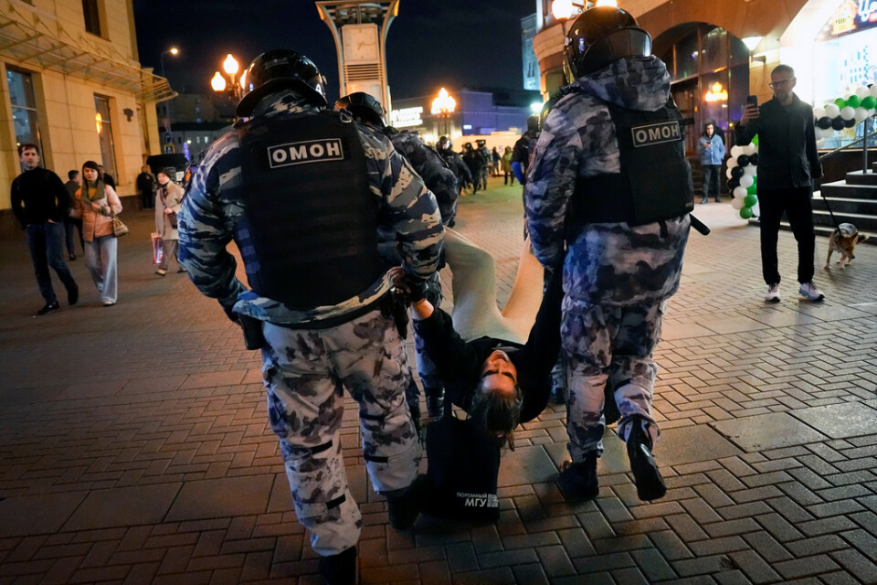Den ökända ryska kravallpolisen Omon för bort en demonstrant i Moskva, när mindre protester blossade upp till följd av Kremls besked om allmän mobilisering i höstas. Arkivbild.