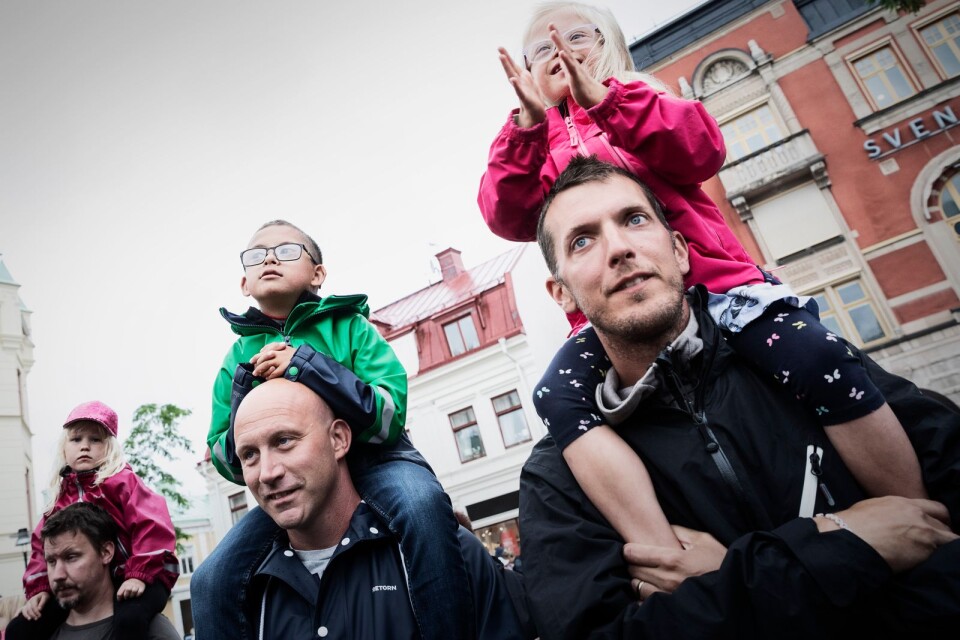 Pappor med diggande barn på axlarna. Chrstoffer och Julia Ljungar, Andreas och Ville Hagman och Jimmy och Thea Mattsing hänger med i varje låt.