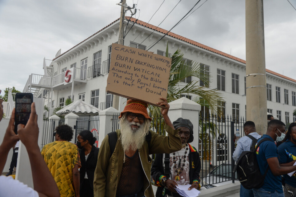 Demonstranter kräver en ursäkt och kompensation för slavhandeln under prins Williams besök i Kingston, Jamaica i mars.