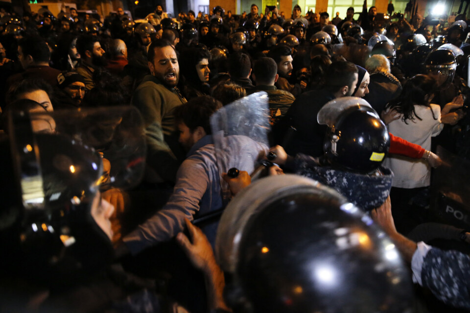 Kravallpolis drabbar samman med demonstranter i Libanons huvudstad Beirut på tisdagskvällen.