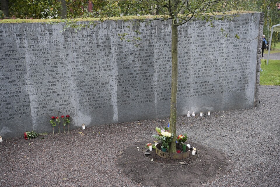 Blommor och ljus vid minnesmonumentet i september förra året, 25 år efter Estoniakatastrofen. Arkivbild.