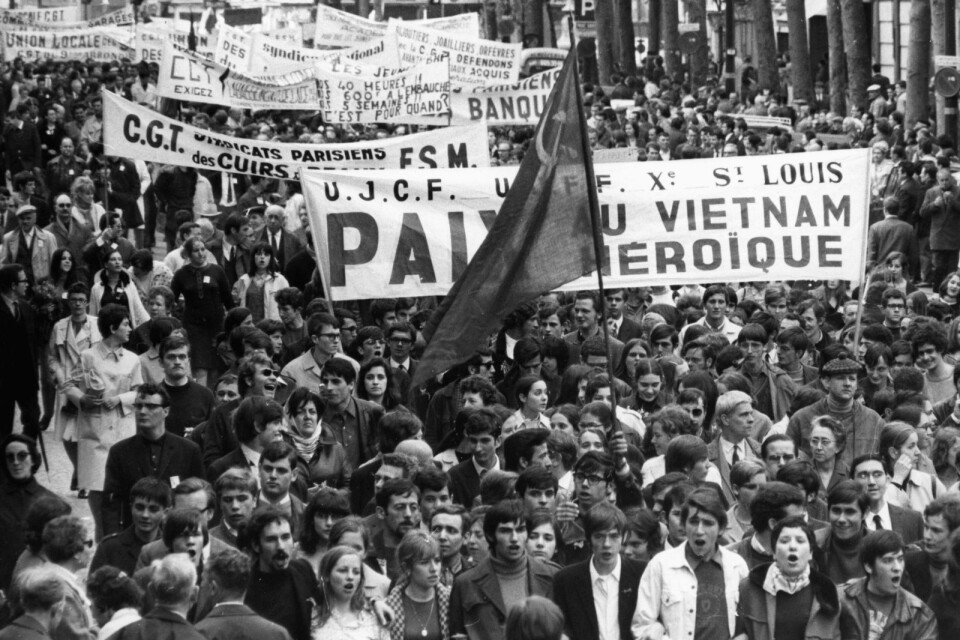 Tusentals vandrade i Parisdemonstrationen den 1 maj för bland annat högre löner och fred i Vietnam. Året? 1968, givetvis.