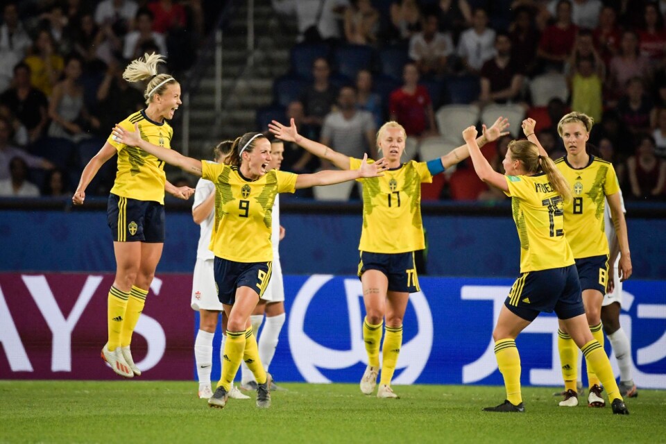 Sweden celebrates. The team beat Canada 1-0 in the octo-final.