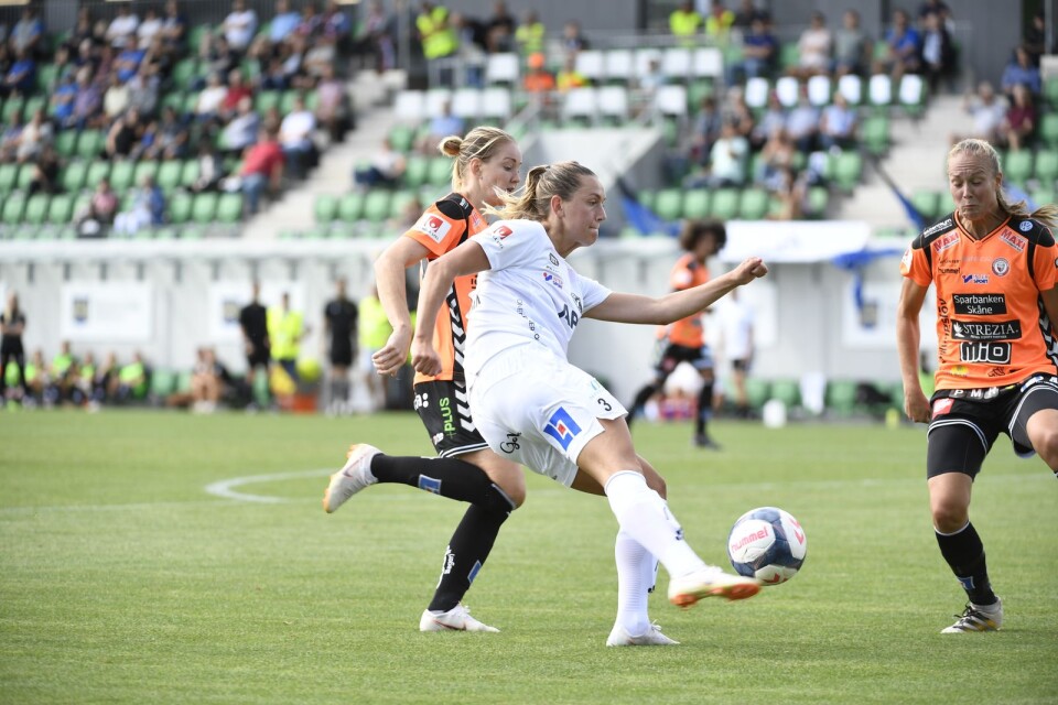 Växjö DFF:s Jennie Nordin skjuter mot Kristianstads mål under lördagens förlustmatch.