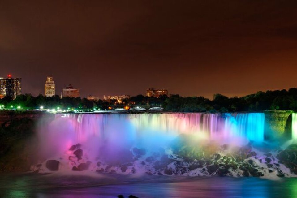 På många platser jorden runt, däribland i Borås, tänder kända platser och byggnader upp i blått och vitt för att fira med Finland. En av dem är denna, Niagarafallen.