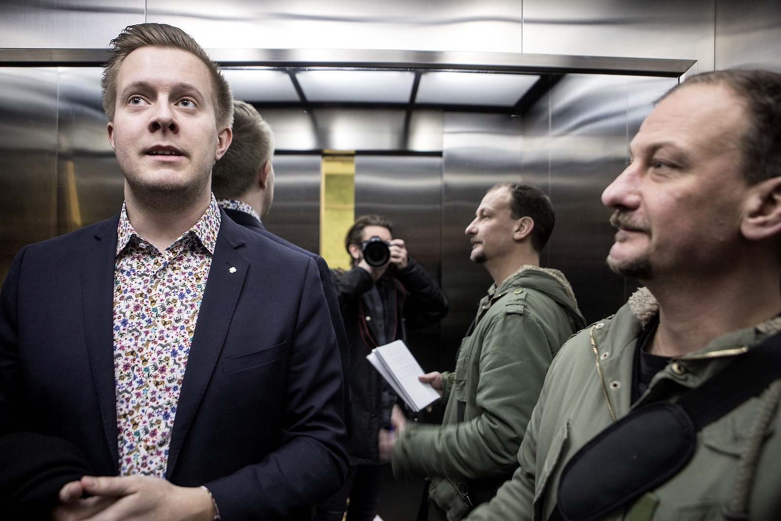 Fotograf Jörgen Johansson och reporter Andreas Örwall Lovén tog rygg på Niklas Larsson (C) under minglet.