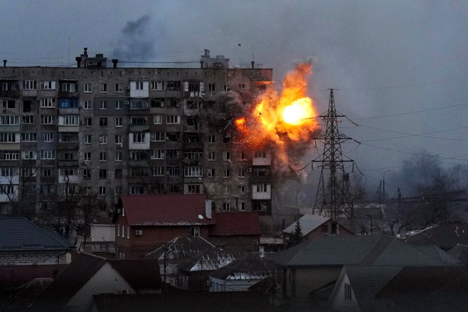 Ett bostadshus i Mariupol beskjuts av en rysk stridsvagn.
