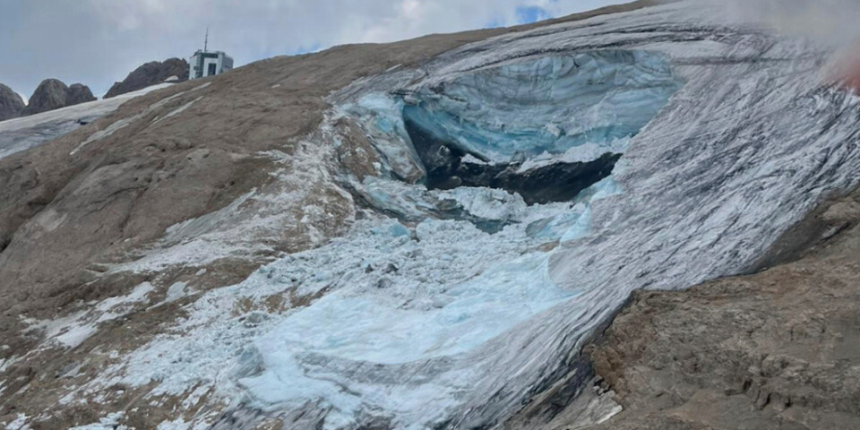 Glaciären på den italienska bergstoppen Marmolada som ismassorna lossnade från. Det snöade väldigt lite under den gångna vintern, vilket troligen innebar att isen var sämre skyddad från värmen.