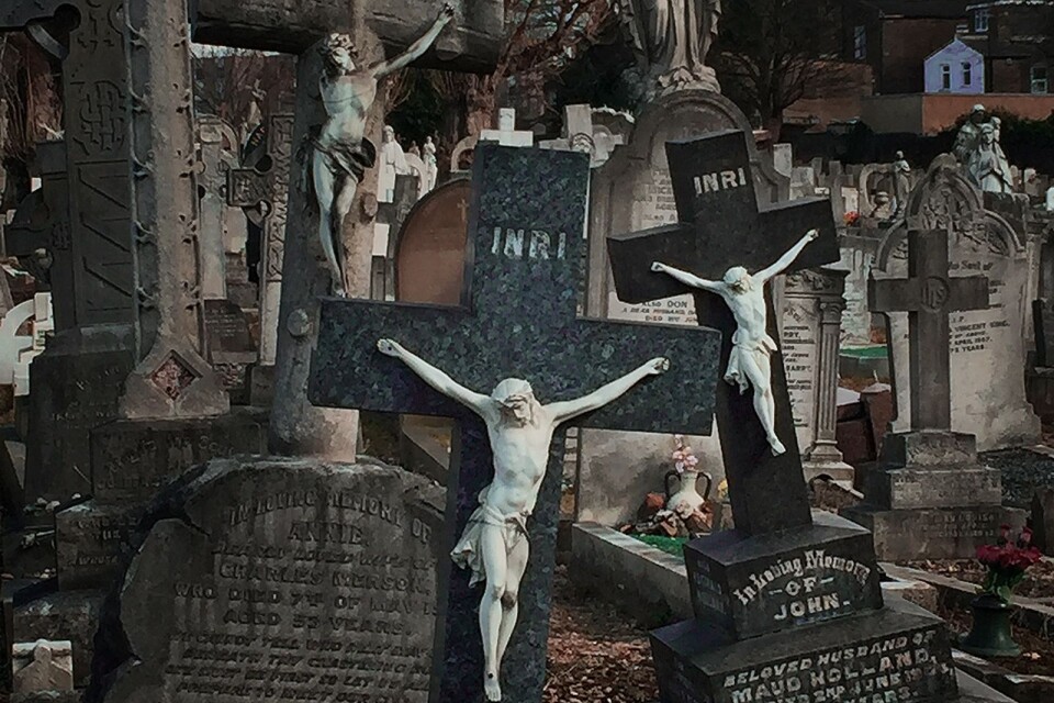 Den korsfäste i många upplagor. St Patricks kyrkogård i Leytonstone i östra London.