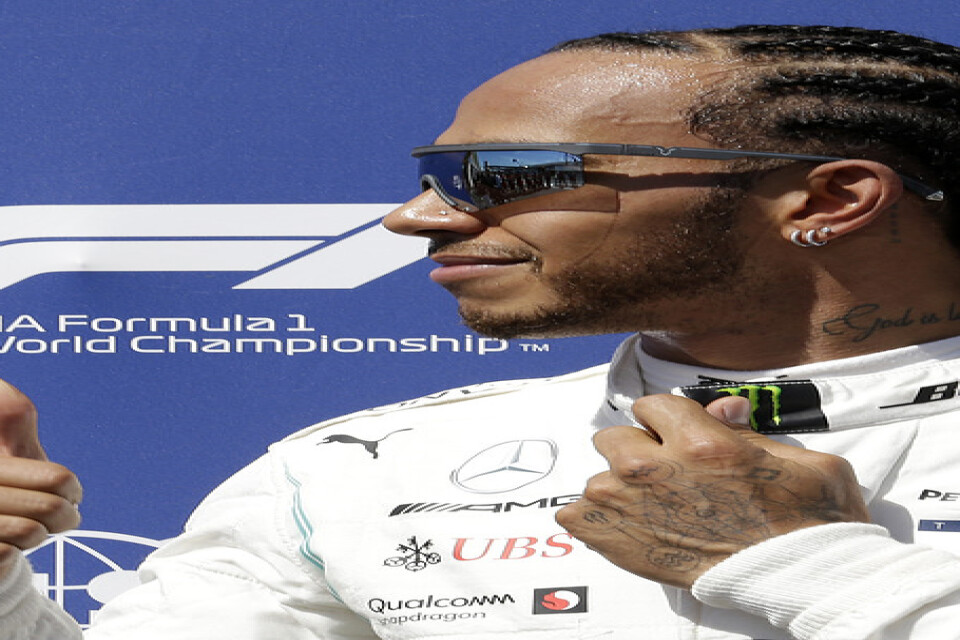 Lewis Hamilton gör tummen upp efter lördagens tidskval, där han var snabbast.