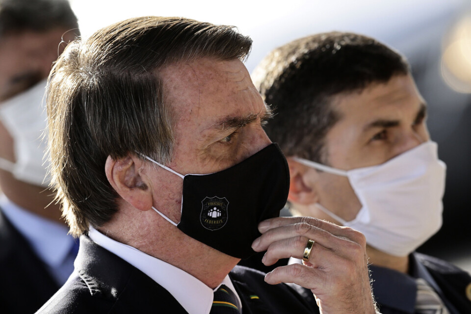 Brasiliens president Jair Bolsonaro under ett sällsynt framträdande med mask.