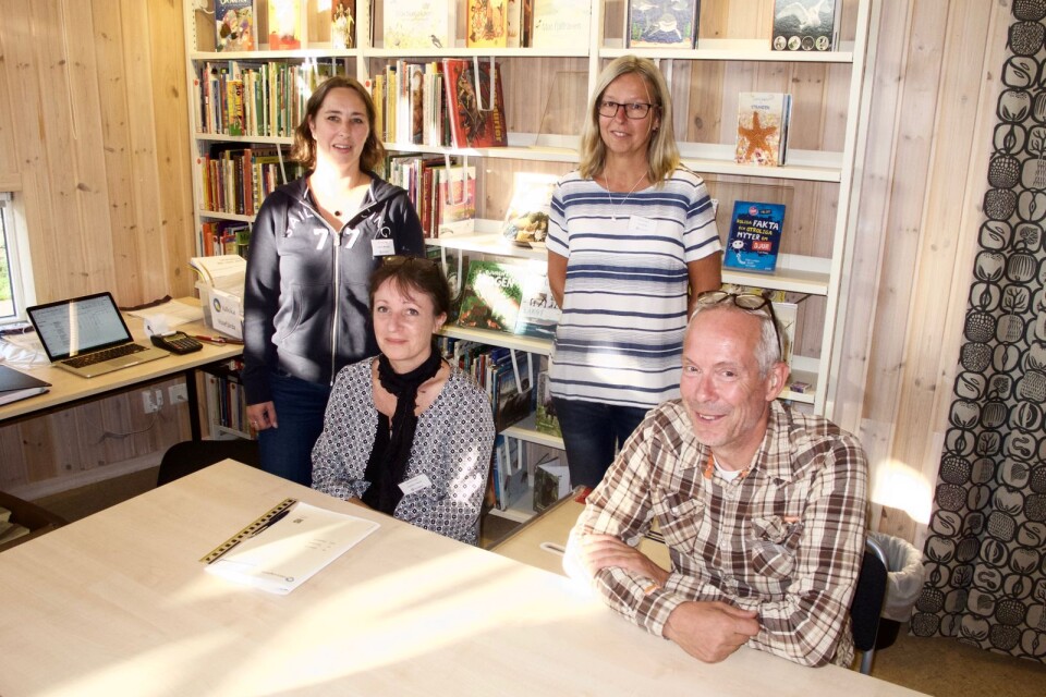 Det har varit god tillströmning till biblioteket i Vissefjärda. Från vänster: Johanna Håkansson, Camilla Fridlund, Eva Karlsson och Jens Hägerbrand.