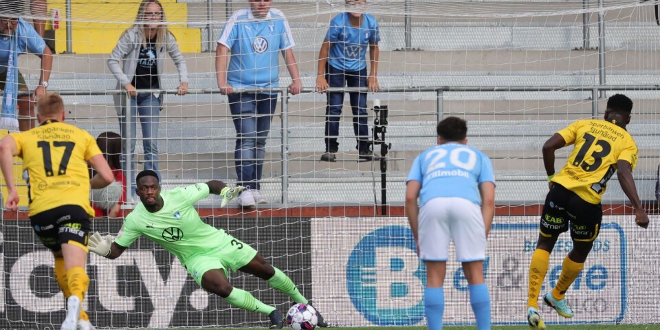 Michael Baidoo gör 1–0 på straff bakom Malmös målvakt Ismael Diawara.