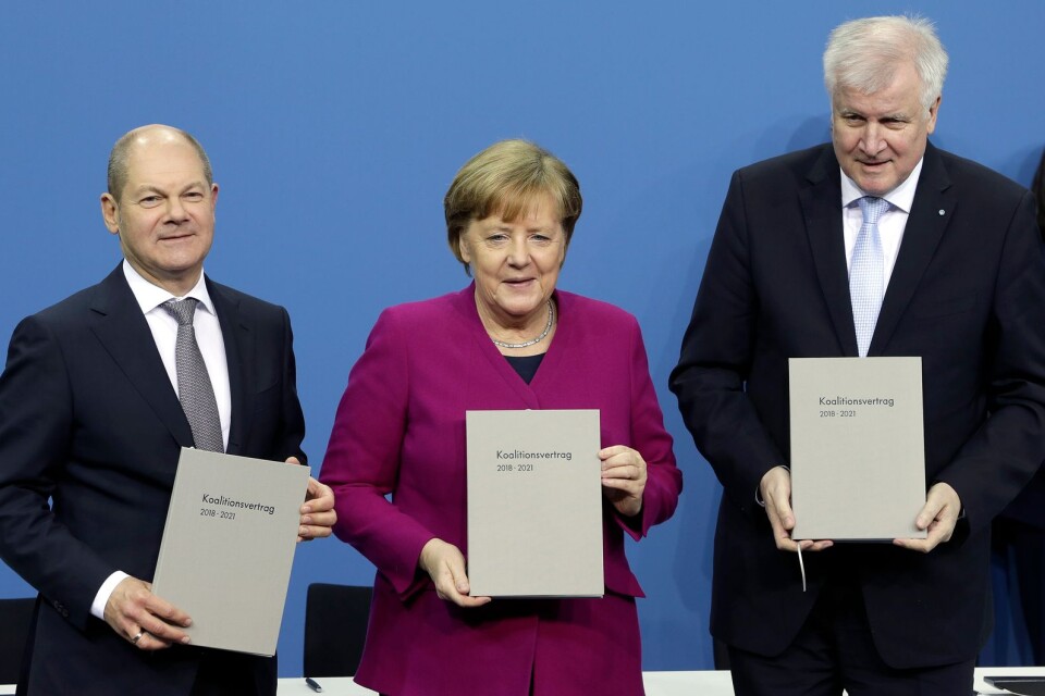 Olaf Scholz, ställföreträdande ordförande för Socialdemokraterna (SPD), Angela Merkel, förbundskansler och ordförande för Kristdemokraterna (CDU) och Horst Seehofer, ordförande för CDU:s bayerska systerparti CSU. Partiledarna för de tre regeringspartierna undertecknade koalitionsfördraget vid en ceremoni i Berlin i måndags.