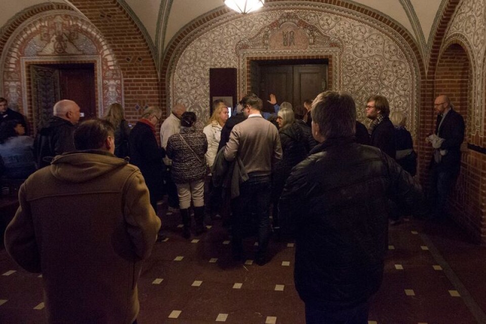Många samlades utanför salen i Borås tingsrätt  när rättegången om rånvågen startade, men bara vissa fick plats i salen som blev helt fullsatt.