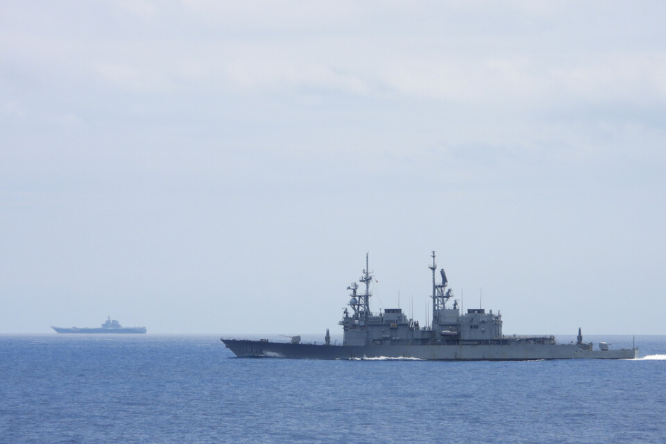 Bilden visar, enligt Taiwans försvarsdepartement, när den taiwanesiska flottans fartyg Keelung övervakar det kinesiska hangarfartyget Shandong när Kinas flotta övade sydost om Taiwan, som Kina anser vara kinesiskt. Taiwan anklagar Kina för trakasserier. Arkivbild.