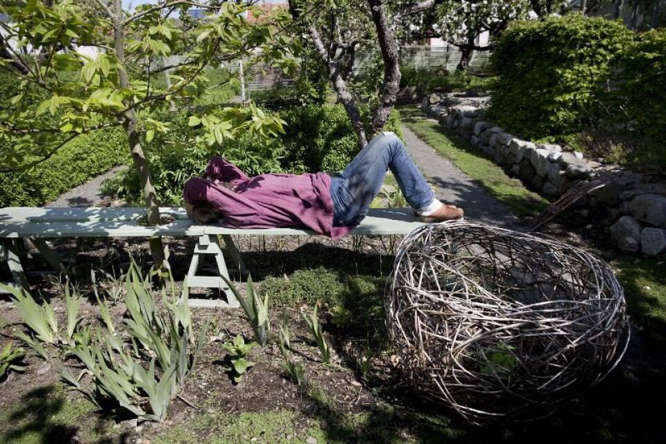 Även om det är mycket arbete med trädgården finns det tid att sträcka ut sig i bland. Fast allra helst vilar Eva Mathiasson i en hängmatta.