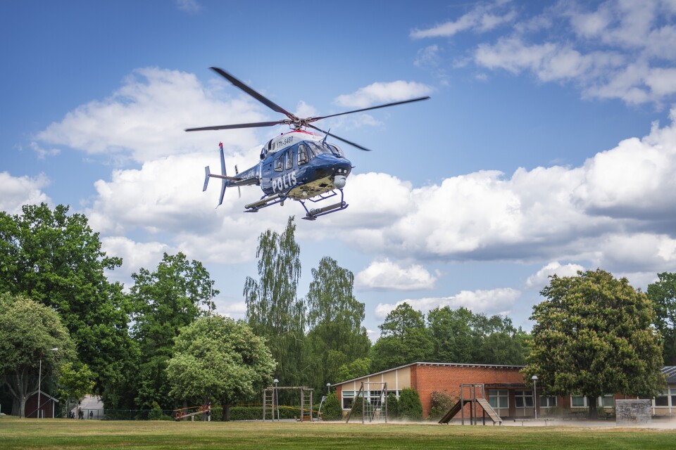 Polisens helikopter går till väders igen, efter en kort lunchpaus. Även militären deltar med en helikopter i sökandet efter 75-åriga Birgitta.