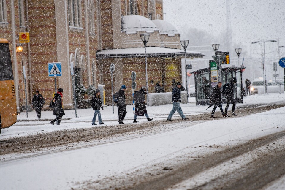 Snöfall Kristianstad, Knislinge, trafikljus har fått julstämning