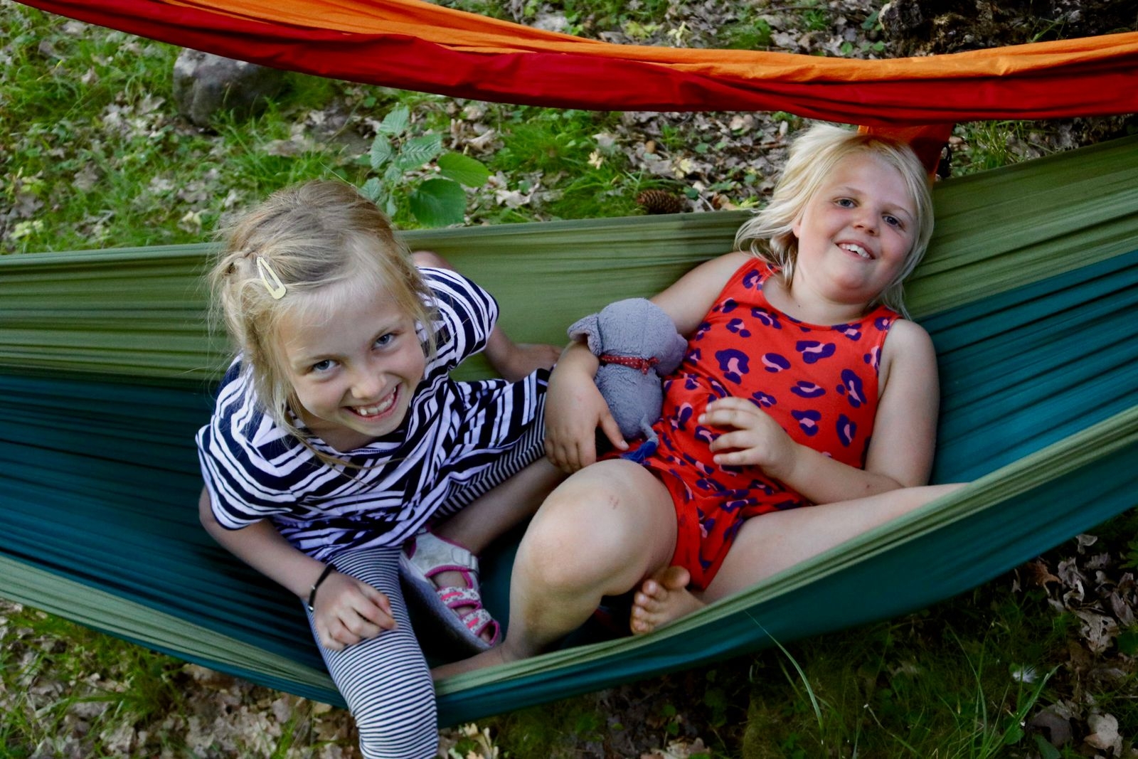 Noelia Medhammar-Nerén och Signe Lindquist, båda 8 år, har varsin favorithängmatta i skogsbrynet.