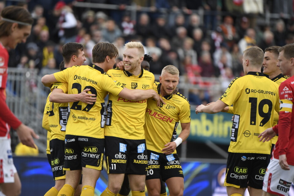 Elfsborgs Rasmus Alm firas efter ett av tre mål i 6–0-segern mot Degerfors på Stora Valla.