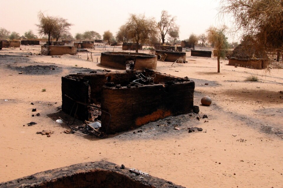 Byar brändes och invånarna mördades eller fördrevs. Här en utbränd by i Darfur 2004. Arkivbild.