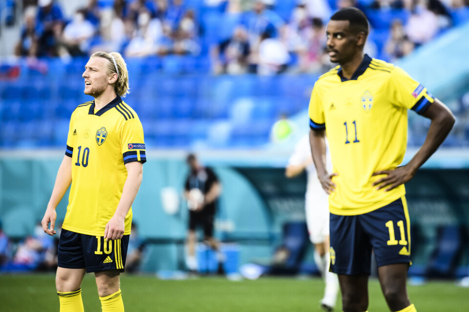 Sveriges Emil Forsberg och Alexander Isak kan redan före matchen mot Polen blicka fram mot EM-åttondelsfinal. Men frågan är var, när och mot vilket lag matchen kommer att spelas.