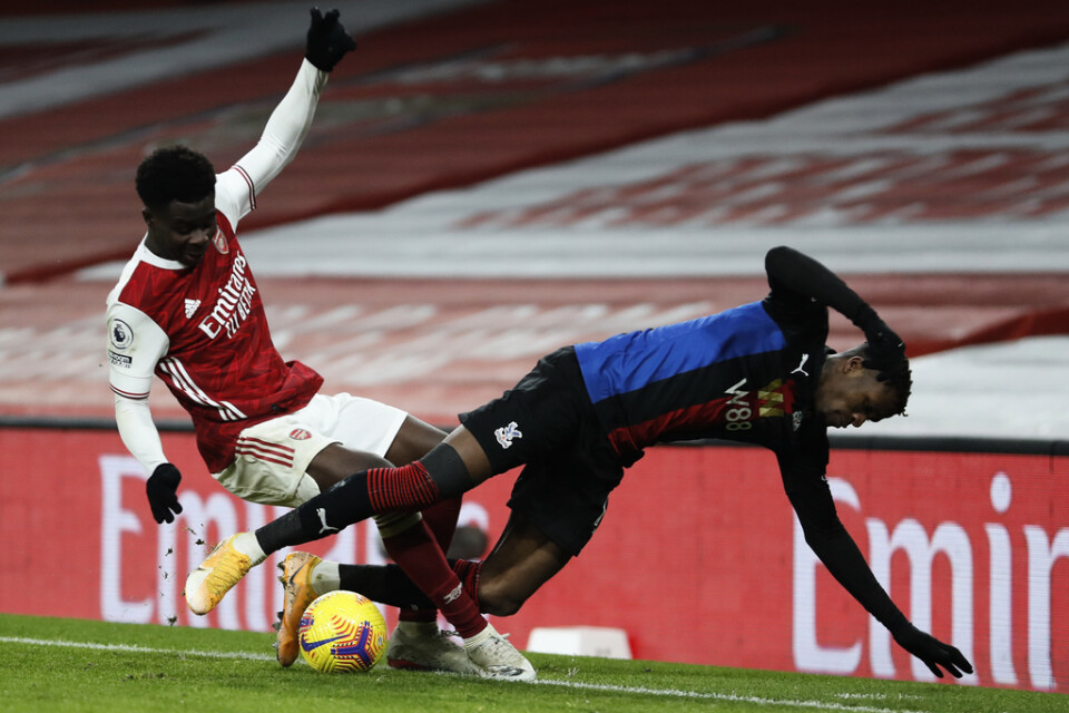 Arsenals Bukayo Saka, till vänster, stoppar Wilfried Zaha i Crystal Palace i det mållösa Londonderbyt.