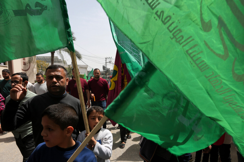 Anhängare till islamistgruppen Hamas under en protest mot den israeliska räden mot al-Aqsamoskén i Jerusalem.