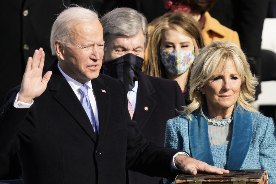 Joe Biden svärs in som USA:s 46:e president. Till höger USA:s första dam, Jill Biden.