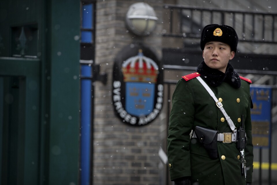 Kinesisk polis vaktar utanför Kinas ambassad i Peking, där Anna Lindstedt tidigare var ambassadör. Arkivbild.