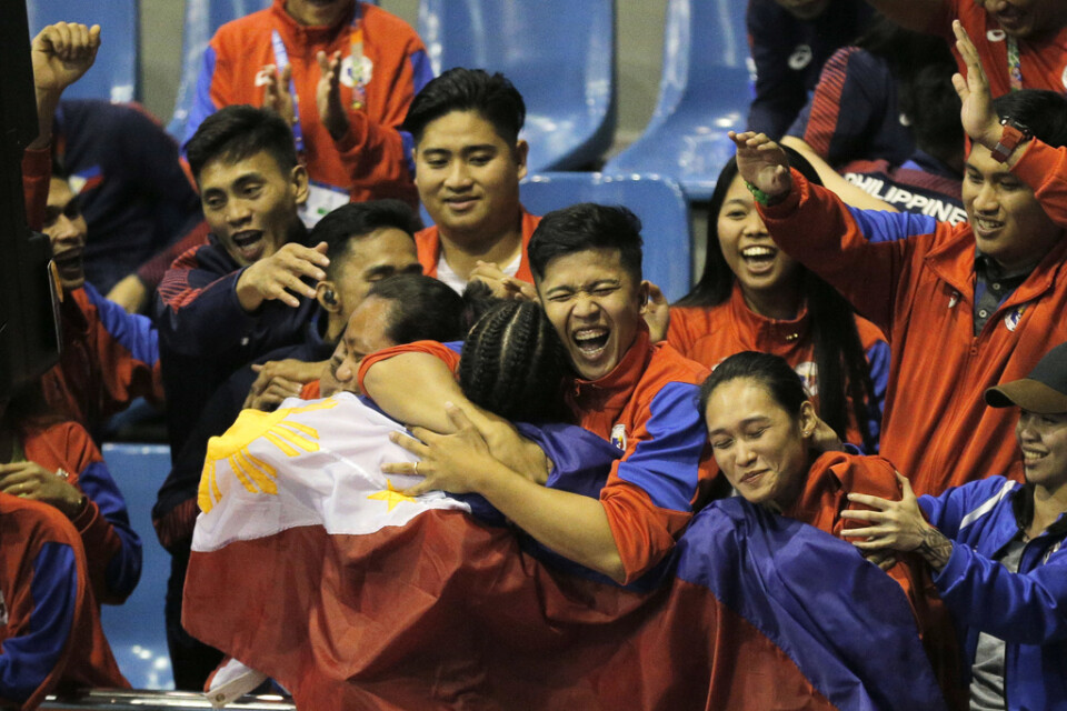 Filippinska supportrar firar ännu en guldmedalj i Sydostasiatiska spelen.