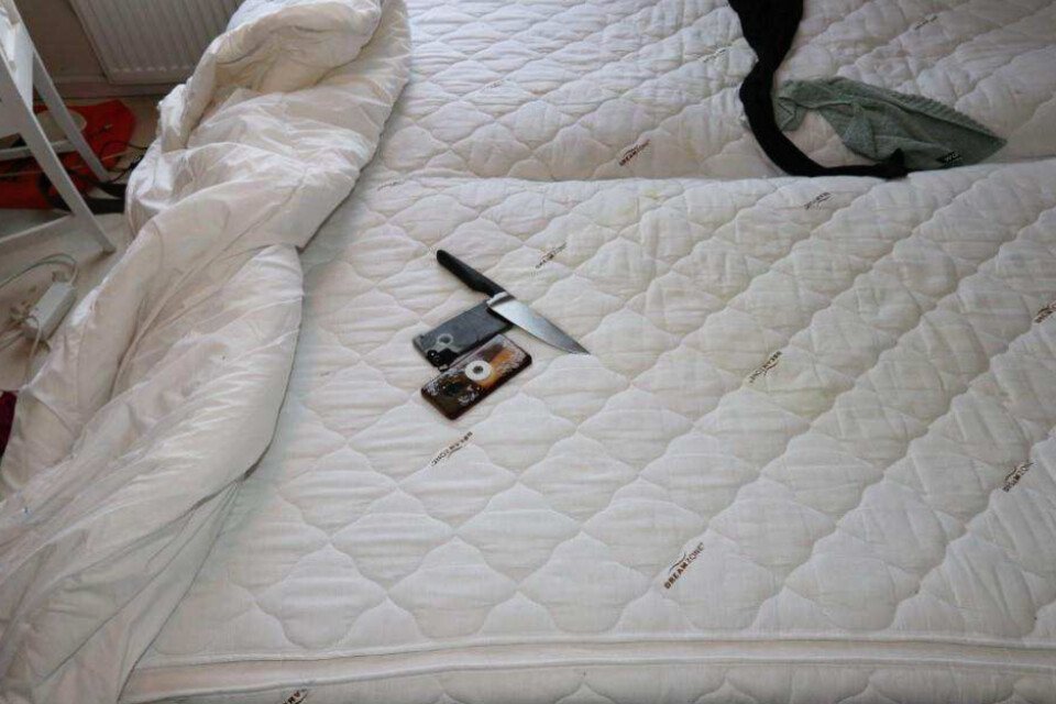 En kniv och två mobiltelefoner samt något som flickvännen kan ha vart bunden med, hittades i sängen.
